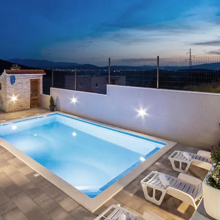 Gorgeous In With Kitchen Holiday home *