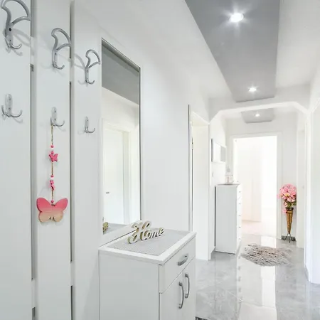 Gorgeous In With Kitchen Holiday home