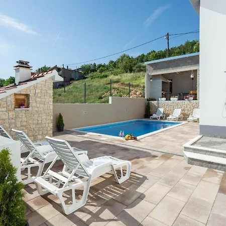 Holiday home Gorgeous In With Kitchen Ruda