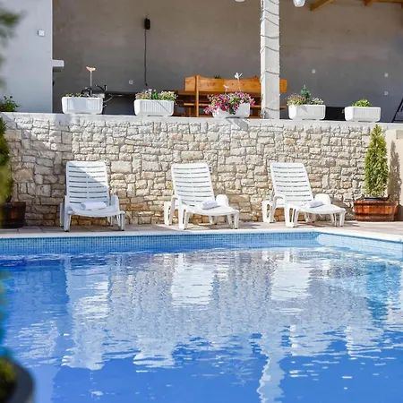 Сasa de vacaciones Gorgeous In With Kitchen Ruda